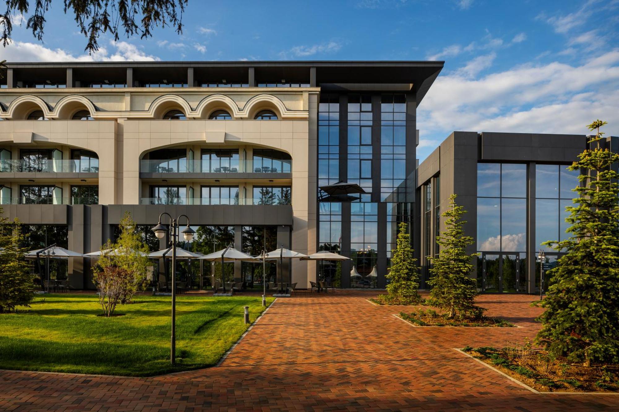 Kings' Valley Medical & Spa Hotel Казанлык Экстерьер фото The main building of the university