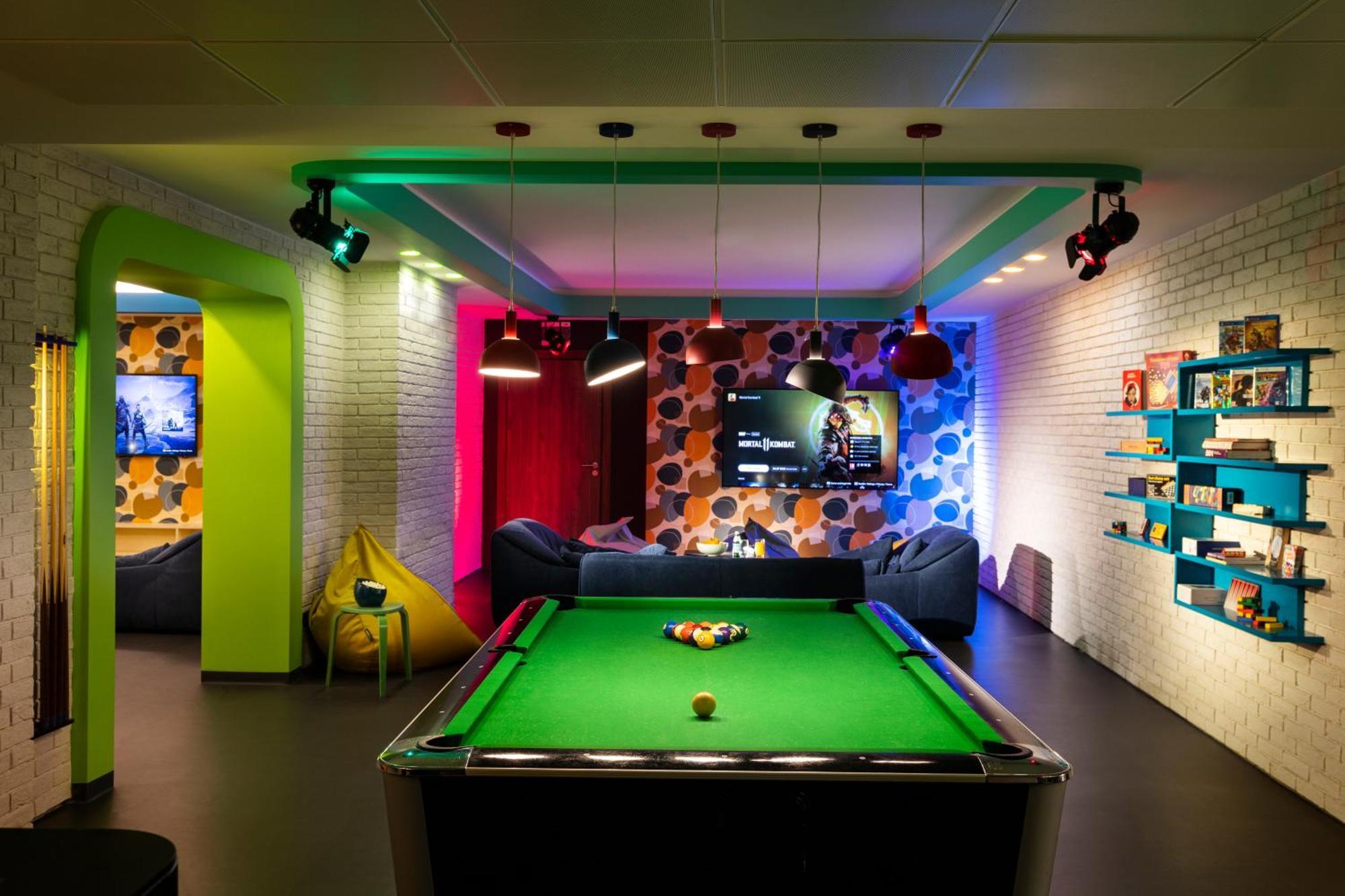 Kings' Valley Medical & Spa Hotel Казанлык Экстерьер фото The games room at the new BBC Television Centre
